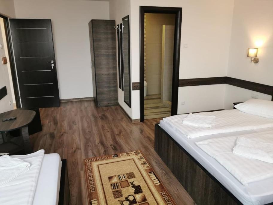Hotel Tranzit Одореу Секуеш Екстериор снимка