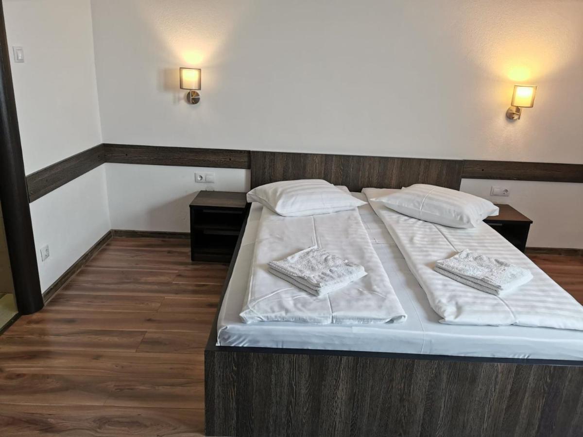 Hotel Tranzit Одореу Секуеш Екстериор снимка