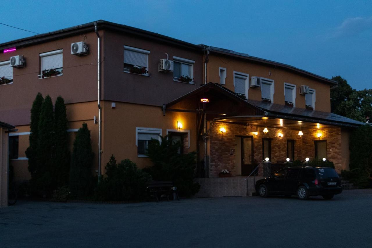 Hotel Tranzit Одореу Секуеш Екстериор снимка