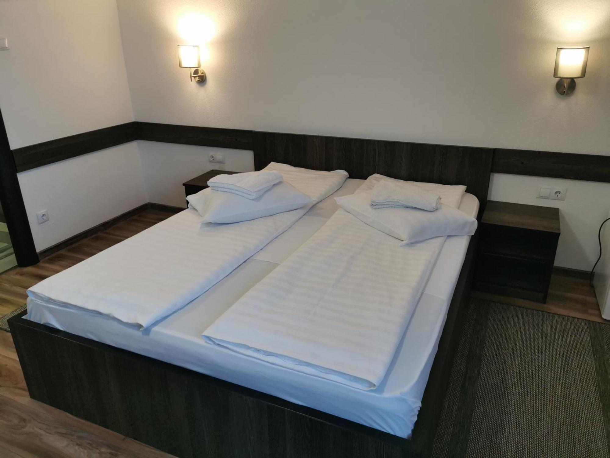 Hotel Tranzit Одореу Секуеш Екстериор снимка