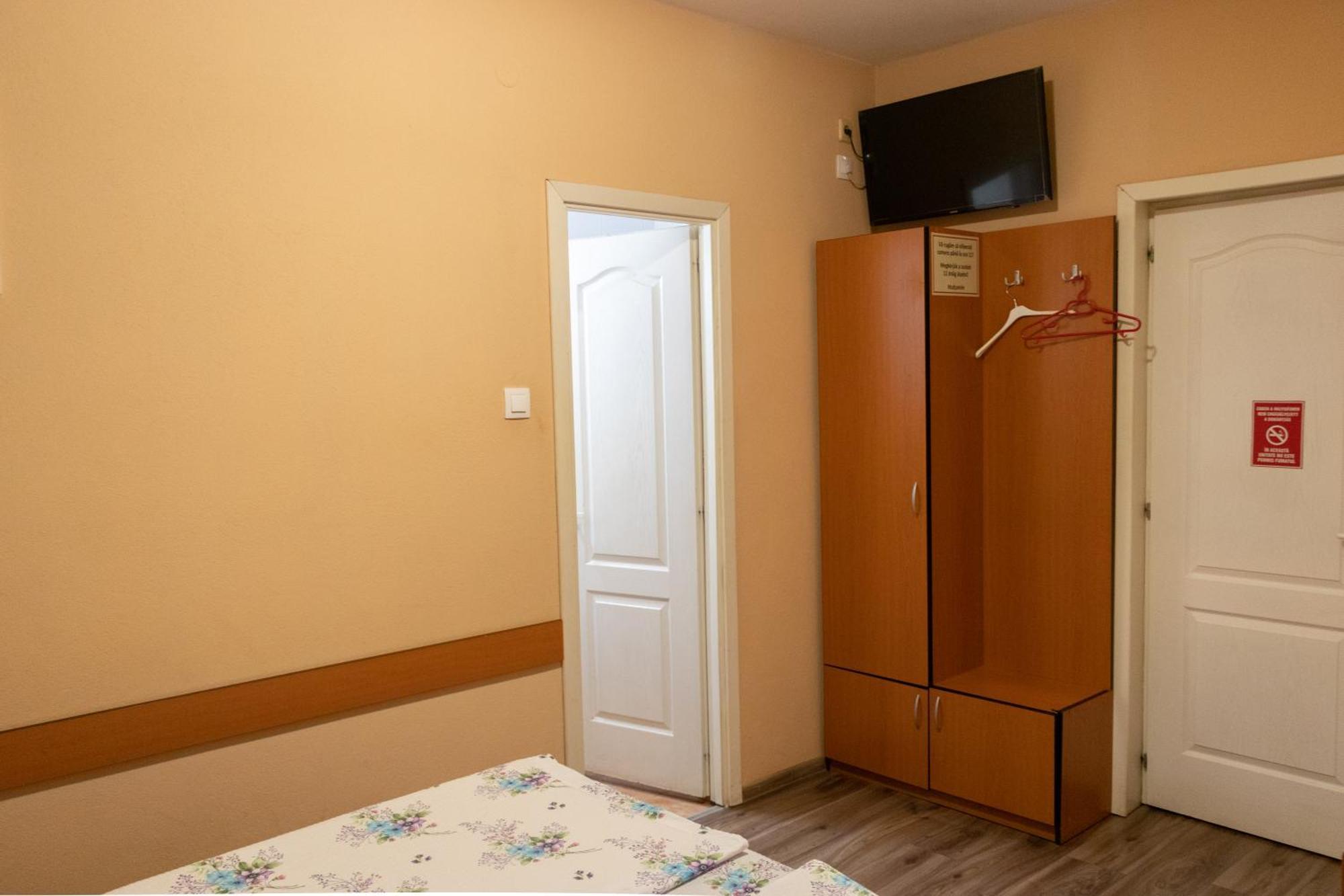 Hotel Tranzit Одореу Секуеш Екстериор снимка