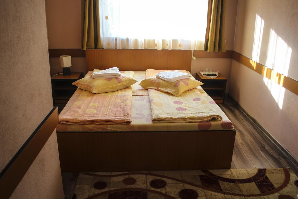 Hotel Tranzit Одореу Секуеш Екстериор снимка