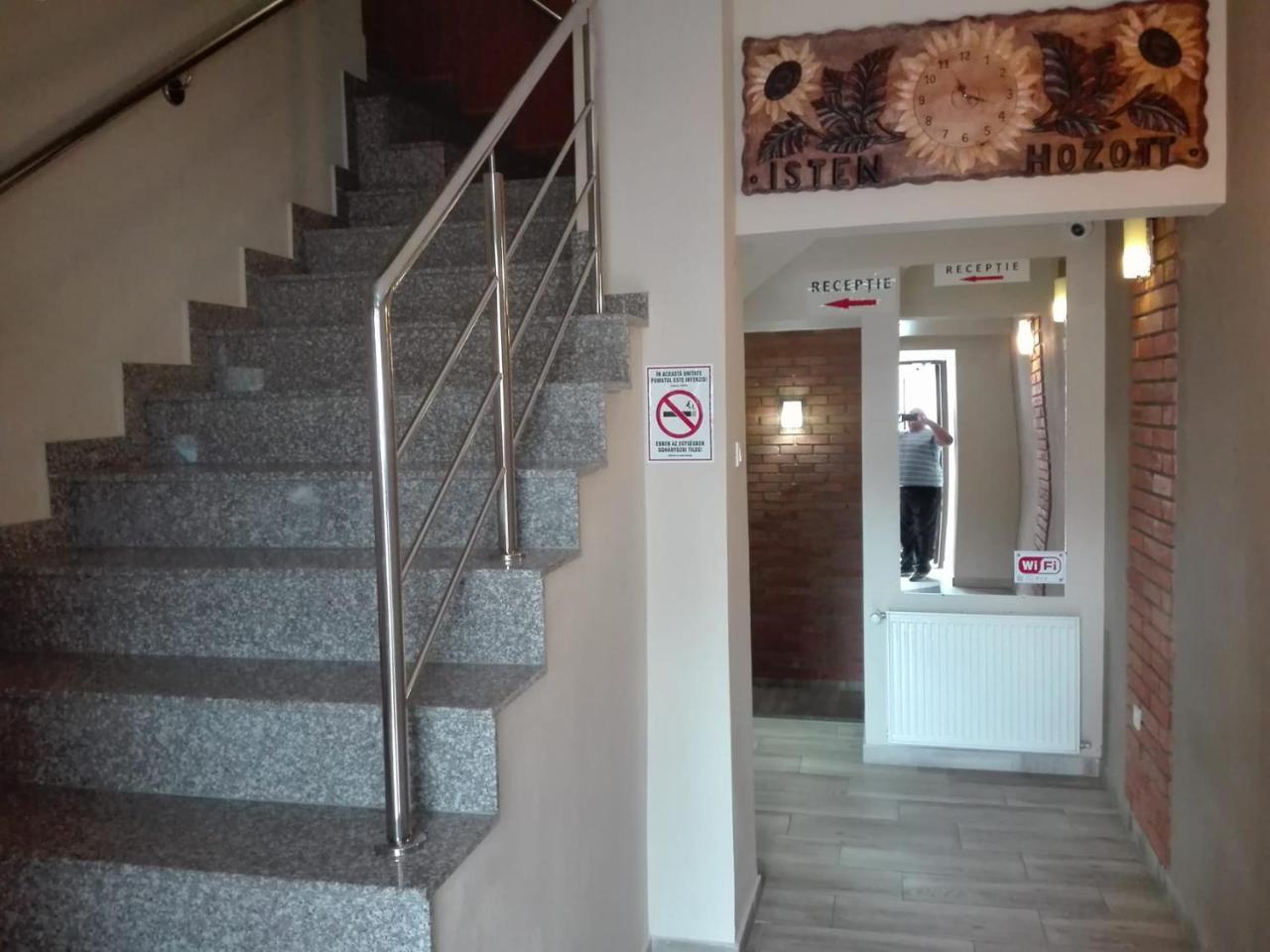 Hotel Tranzit Одореу Секуеш Екстериор снимка